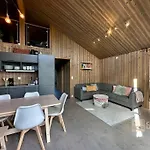 Apartman In Out, Storage, Wifi, Grill & Fireplace, Modern Apartment!