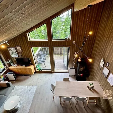 In Out, Storage, Wifi, Grill & Fireplace, Modern Apartment! *